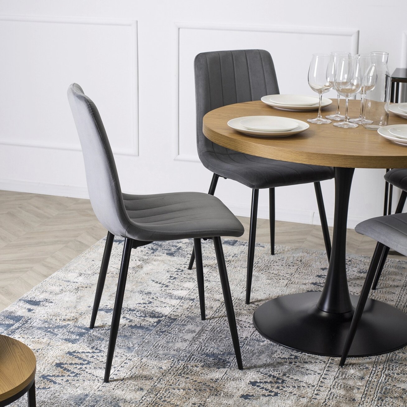 Ibis Pilka Aksominė Kėdė – Jūsų Komforto ir Stiliaus Sprendimas 4 Ibis Pilka Aksominė Kėdė – Jūsų Komforto ir Stiliaus Sprendimas 4