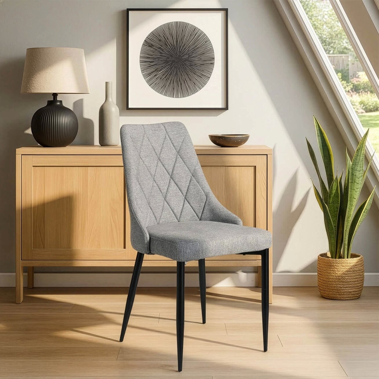 Pilka minkšta valgomojo kėdė „Kirka“ su aksomo apmušalu ir juodomis metalinėmis kojelėmis 1 Pilka minkšta valgomojo kėdė „Kirka“ su aksomo apmušalu ir juodomis metalinėmis kojelėmis 1