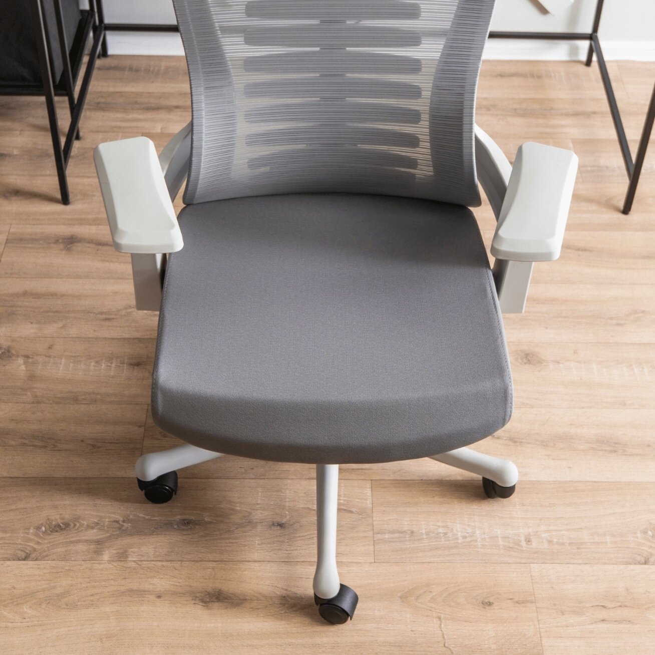 Karetas CARET 2 ergonomiška pasukama biuro kėdė, ventiliuojama, pilka, moderni 7 Karetas CARET 2 ergonomiška pasukama biuro kėdė, ventiliuojama, pilka, moderni 7