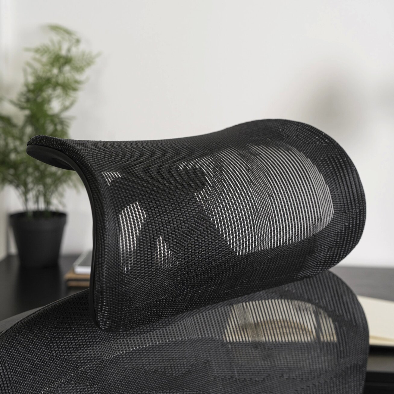 Nina NINO juoda moderni ergonominė pasukama biuro kėdė 2 Nina NINO juoda moderni ergonominė pasukama biuro kėdė 2