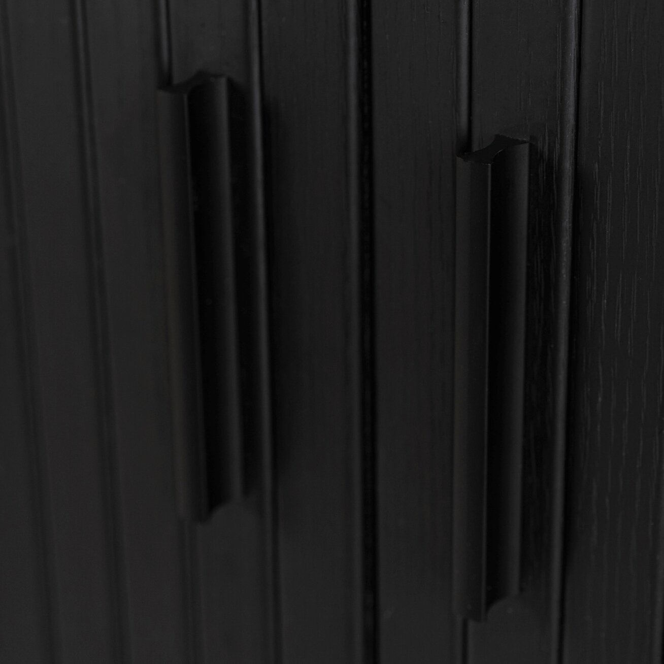Triša TRISH aukšta komoda su stumdomomis stalčiais, 100 cm, juoda, dviejų durų, grioveliais, moderni 5
