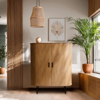 Triša TRISH aukšta komoda su stumdomomis stalčiais, 100 cm, ąžuolo spalvos, dviejų durų, grioveliais, moderni Triša TRISH aukšta komoda su stumdomomis stalčiais, 100 cm, ąžuolo spalvos, dviejų durų, grioveliais, moderni